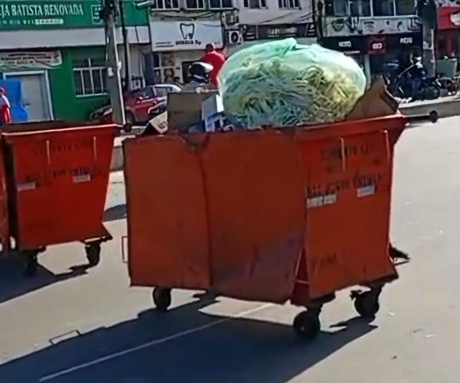 Rio das Pedras tem ônibus sequestrado e usado como barricada
