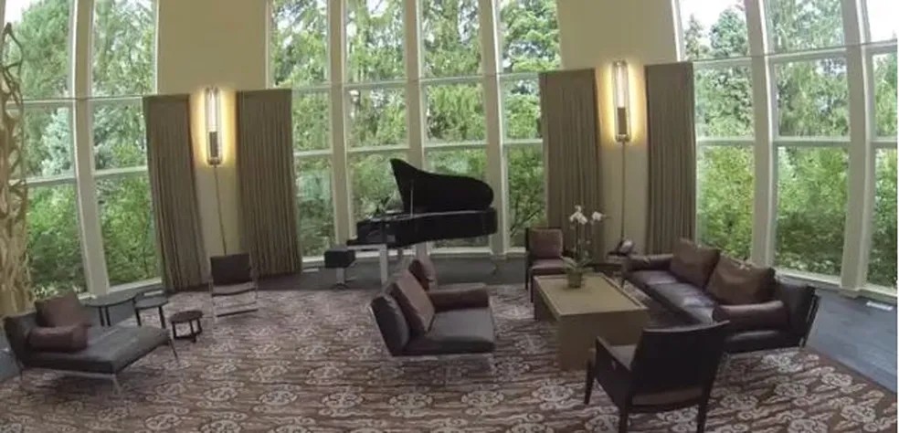 Mansão de Michael Jordan tem nove quartos, 15 banheiros, quadra de basquete personalizada, campo de golfe e piscina com borda infinita — Foto: Reprodução