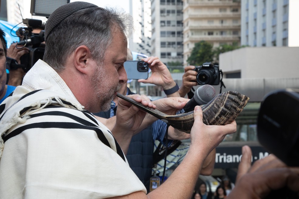 Rabino toca shofar na abertura de ato pró-Israel em São Paulo — Foto: Edilson Dantas/O Globo