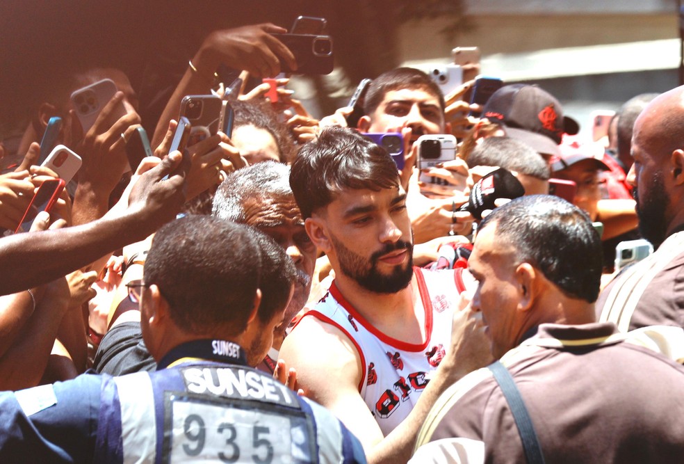Lucas Paquet� desembarca no Rio de Janeiro para se apresentar ao Flamengo � Foto: Gabriel de Paiva / O Globo