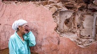 Uma mulher chora ao ver os estragos da sua casa danificada pelo terremoto que atingiu o sudoeste de Marrakech, no Marrocos — Foto: Foto de Fadel Senna / AFP