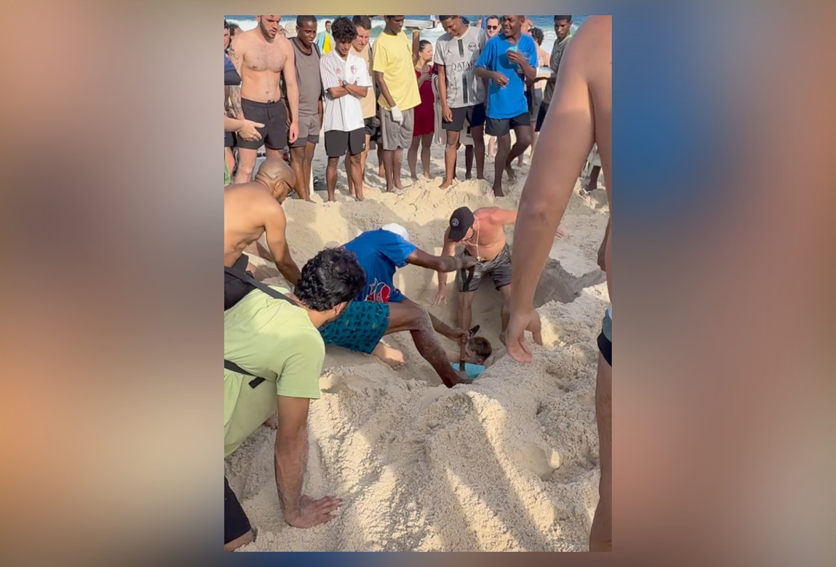 Turista inglês fica preso em buraco na areia de Copacabana que ele mesmo cavou