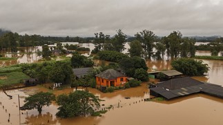 Vista aérea mostra área alagada de Capela de Santana, Rio Grande do Sul, Brasil — Foto: CARLOS FABAL / AFP