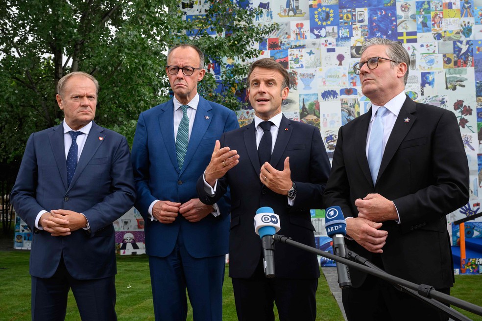 O premier da Polônia, Donald Tusk, o chanceler da Alemanha, Friedrich Merz, o presidente da França, Emmanuel Macron, e o premier do Reino Unido, Keir Starmer, fotografados juntos após reunião entre líderes europeus na Albânia — Foto: Leon Neal/AFP