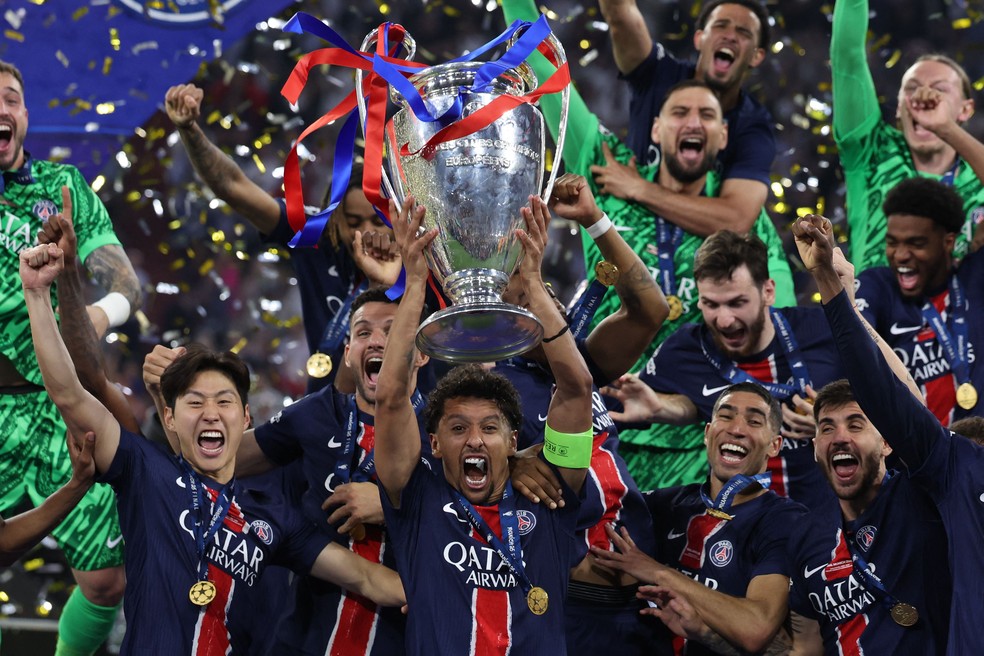 Capitão Marquinhos levanta a taça da Champions League, título inédito do PSG — Foto: FRANCK FIFE / AFP