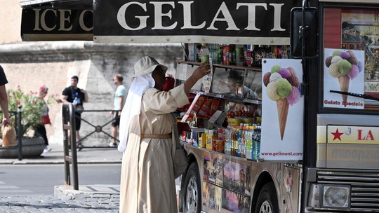 De Roma 'cidade eterna' a Roma 'cidade infernal': turistas desafiam calor extremo na Itália