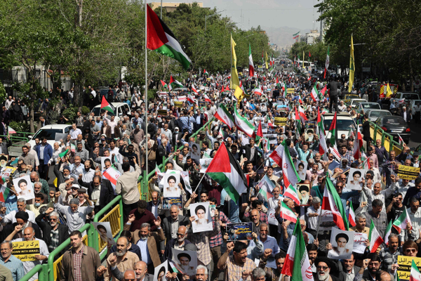 Protesto anti-Israel toma ruas de Teerã nesta sexta-feira, 19 de abril de 2024.