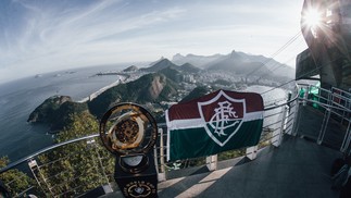 Troféu do Mundial de Clubes exibido pelo Fluminense no Cristo Redentor — Foto: Fluminense