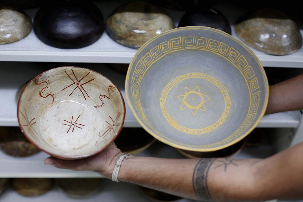 Coleção Baniwa. Técnica da comunidade faz cerâmica mudar de cor — Foto: Fabio Rossi