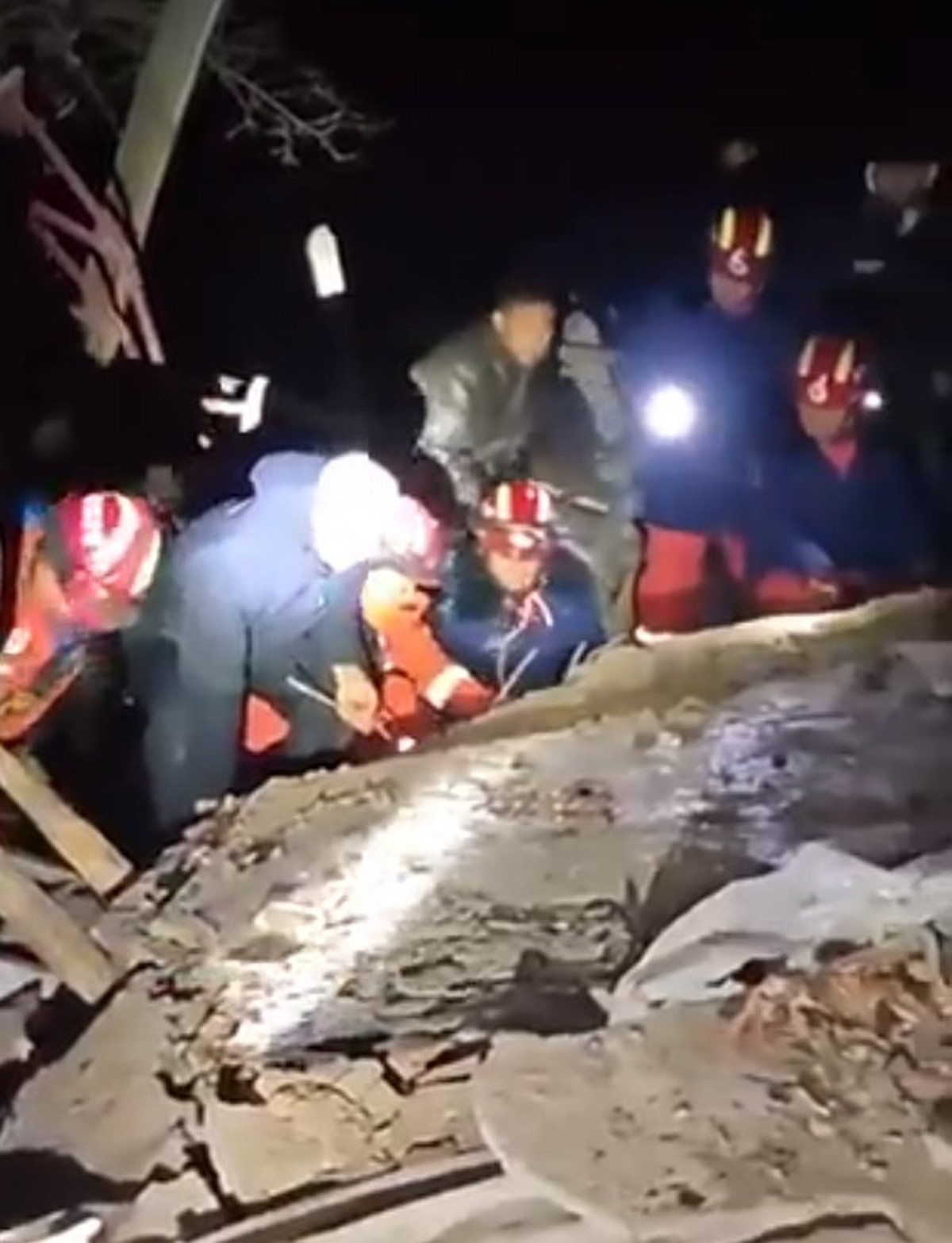 Terremoto na China deixa mais de cem mortos