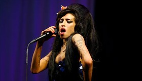 Livro com manuscritos e 'desabafos' de Amy Winehouse chega ao Brasil em setembro