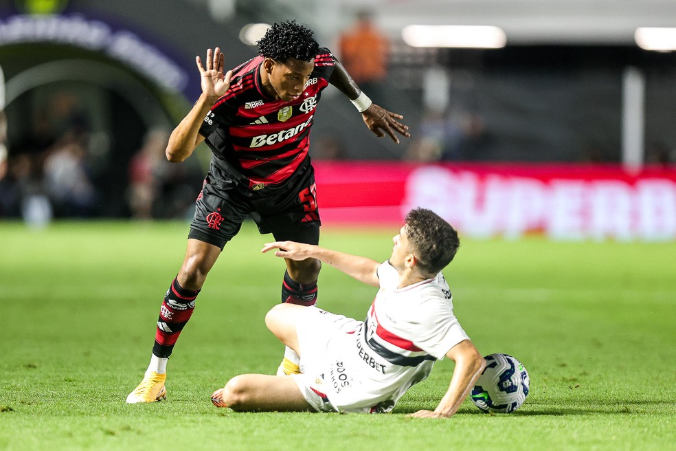 Gonzalo Plata em São Paulo x Flamengo; atacante foi expulso — Foto: Gilvan de Souza/Flamengo