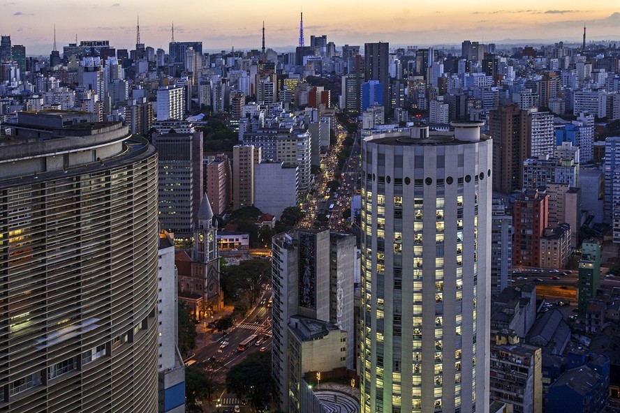 O horizonte coberto por prédios, visto do alto do centro de São Paulo