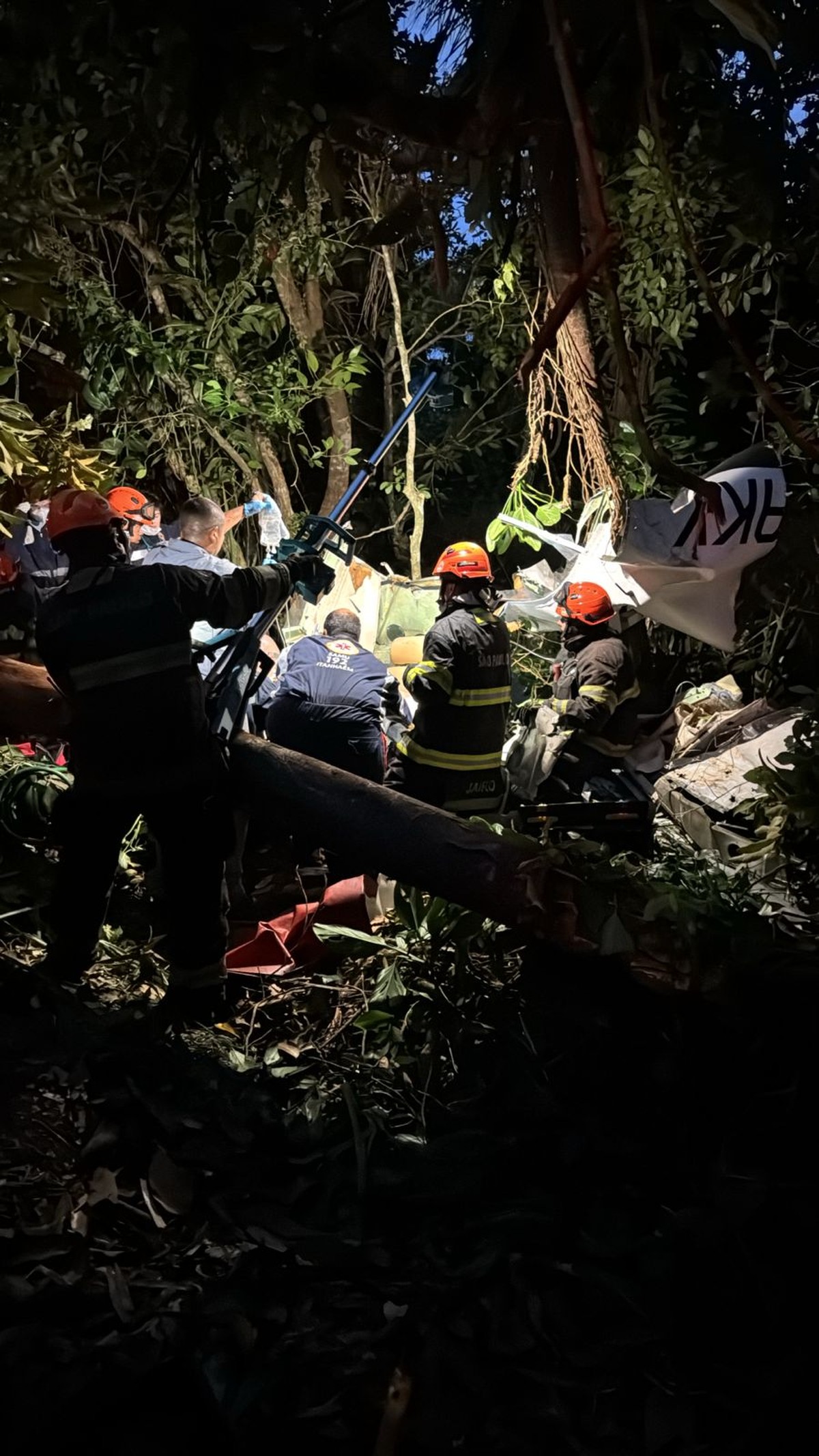 Avião cai em Itanhaém, no litoral de São Paulo, e deixa um morto e um ferido