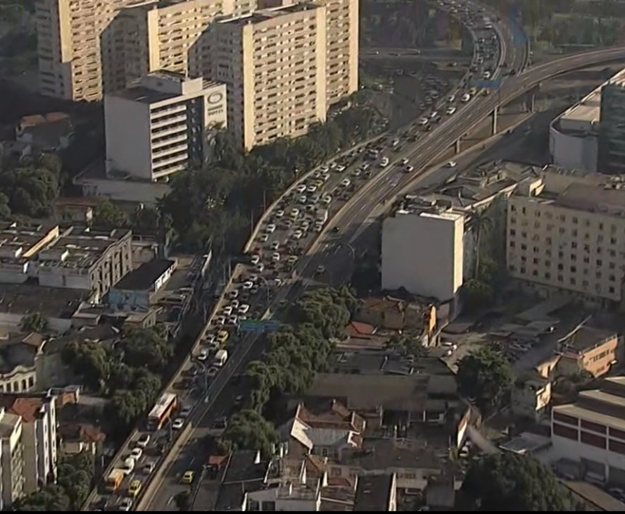 Manhã de quarta-feira no Rio é marcada por trânsito intenso em vias importantes