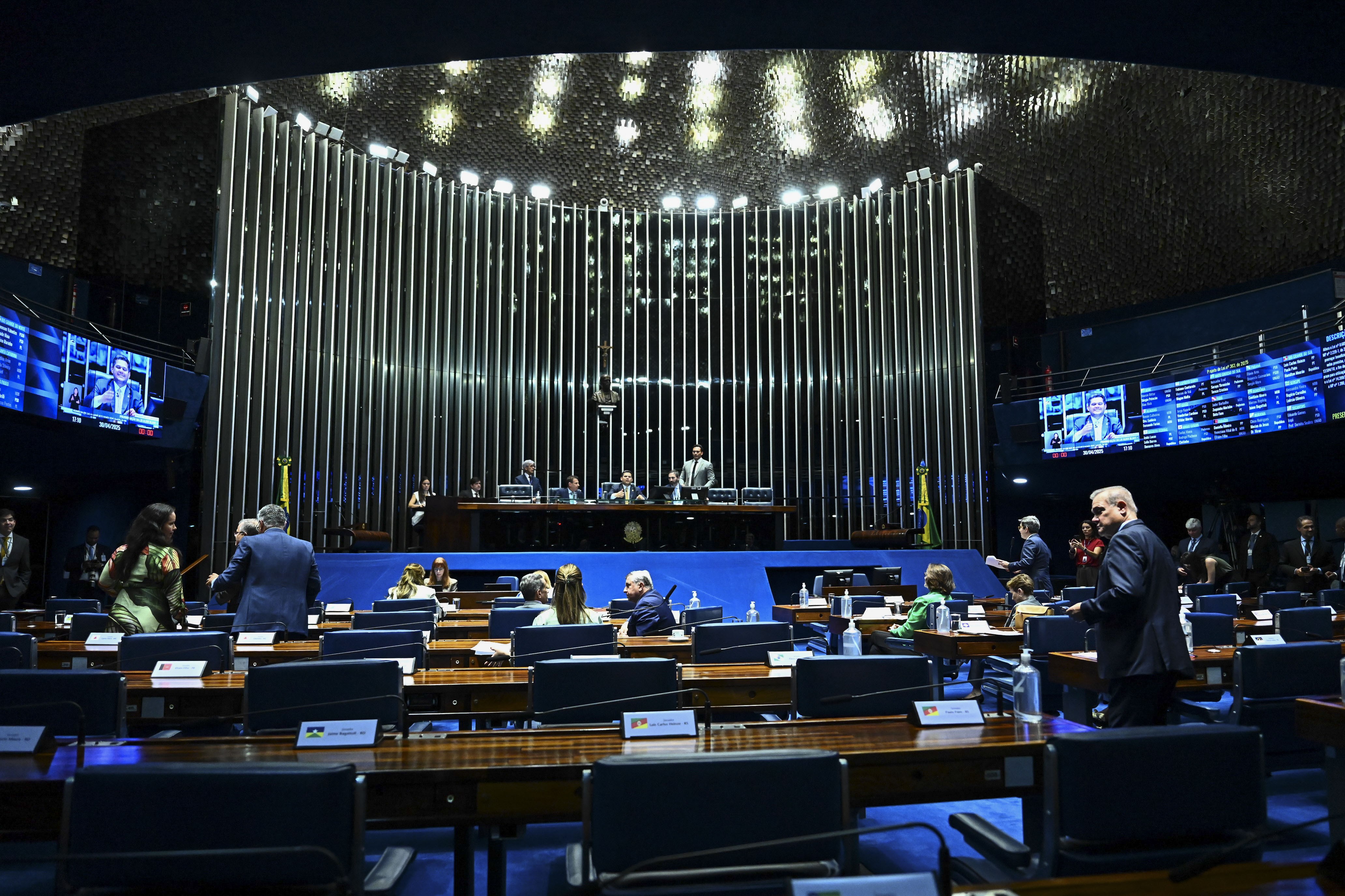Senado aprova urgência de projeto que cria regras nas redes contra a 'adultização' de crianças e adolescentes