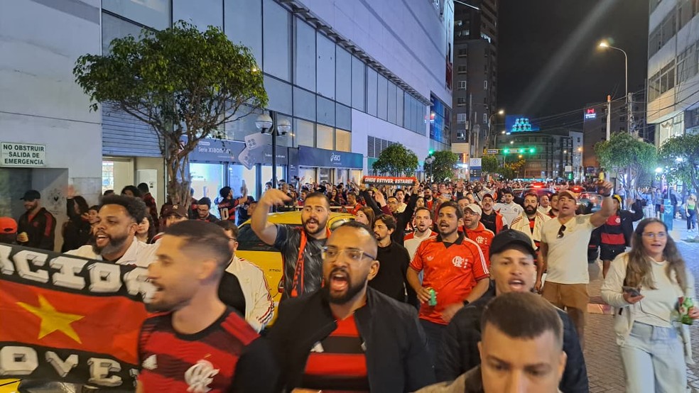 Flamengo fans walk to the hotel where the players will stay - Photography: Davi Ferreira