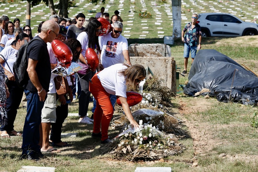 Sepultamento do jovem Guilherme Lima Corrêa, 13 anos, no Cemitério Memorial Parque Nycteroy