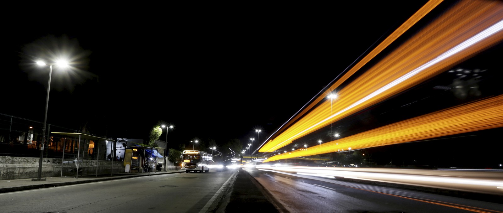 Avenida Brasil na altura da Fiocruz, em Manguinhos, bairro em que roubo em coletivo aumentou 208,3% em 2024 — Foto: Marcelo Theobald/Agência O Globo