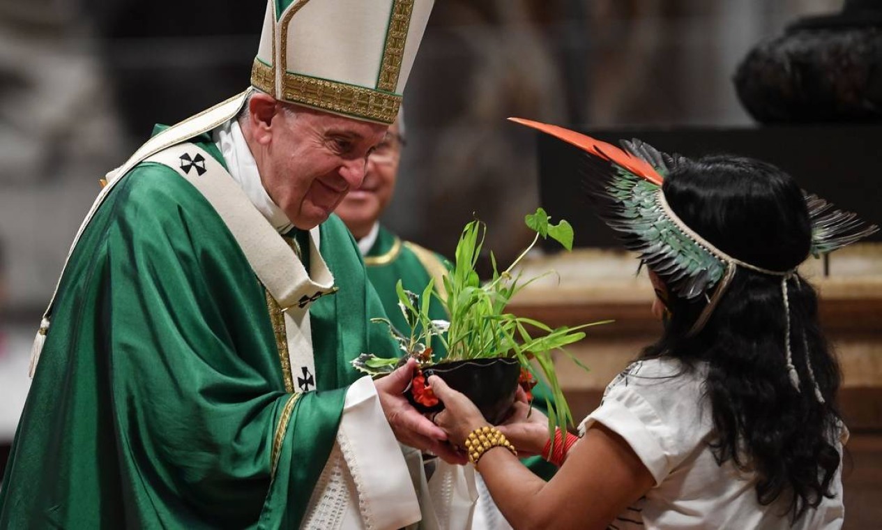 Papa Francisco recebe planta oferecida por índigena da Amazônia ao celebrar a missa de encerramento do Sínodo da Amazônia, em outubro de 2019, na Basílica de São Pedro  — Foto: ANDREAS SOLARO / AFP