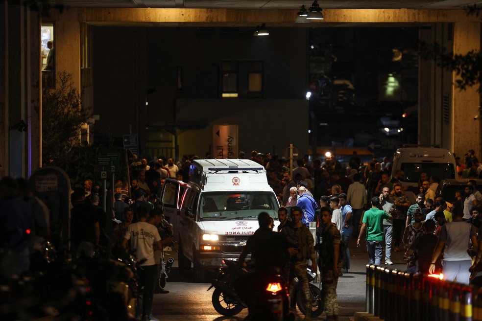 Ambulância com vítima de explosão de pager em Beirute, no Líbano — Foto: ANWAR AMRO / AFP