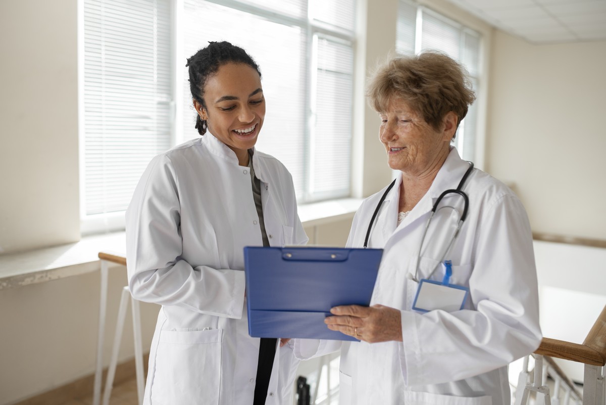 Em 2024, número de mulheres médicas será maior que o de homens pela primeira vez no brasil, diz pesquisa inédita