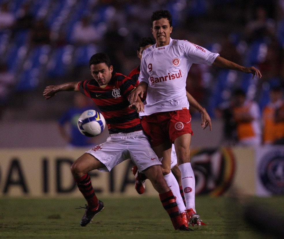 Juan e Nilmar brigam pela bola no Flamengo x Internacional pelas quartas da Copa do Brasil de 2009