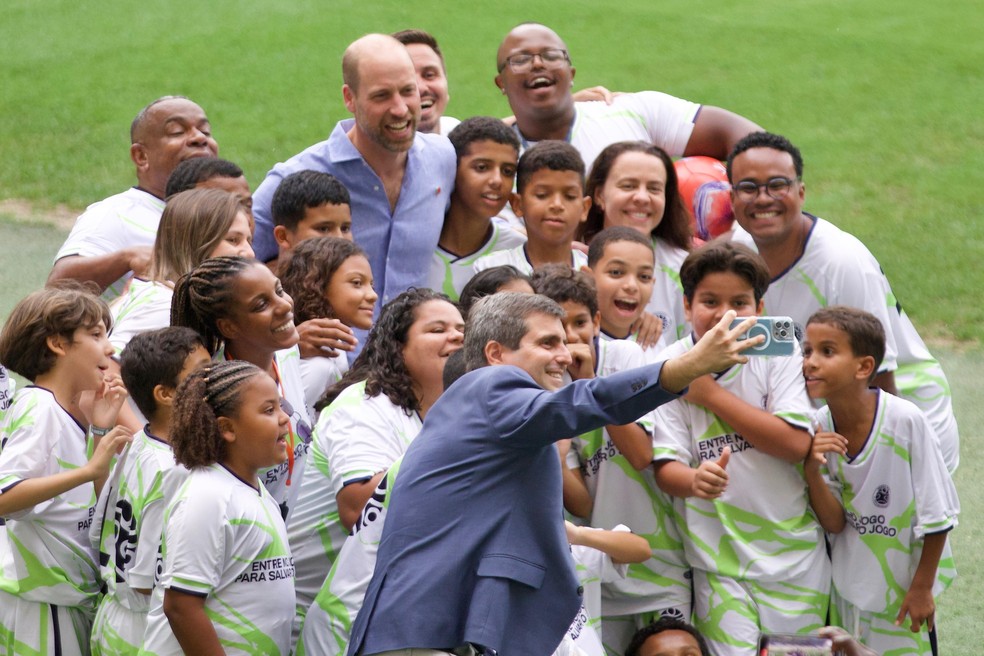 Príncipe William visita o Maracanã e joga bola com crianças de diferentes comunidades — Foto: Guito Moreto/ O GLOBO