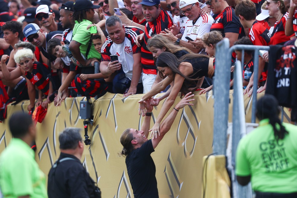 Filipe Luís vai comemorar com a família após a vitória do Flamengo sobre o Chelsea — Foto: Gilvan de Souza/Flamengo/divulgação