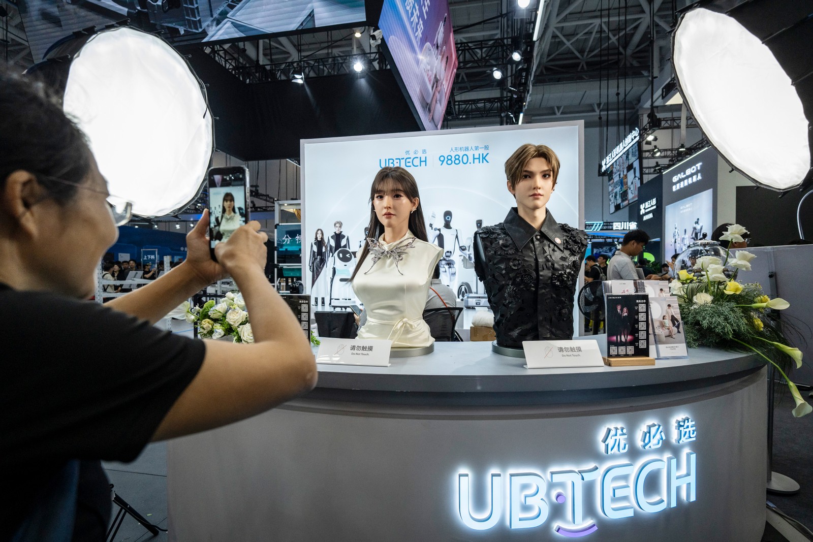 Dois prot&oacute;tipos de rob&ocirc;s da UBTech: riqueza de detalhes nas fei&ccedil;&otilde;es humanas e maquiagem - Foto: Qilai Shen/Bloomberg