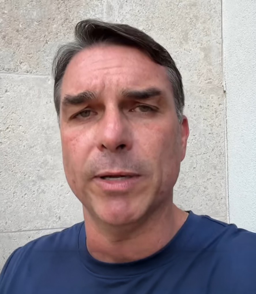 O senador Fl�vio Bolsonaro (PL-RJ) em v�deo publicado nas redes sociais no qual anunciou a intima��o da PF sobre seus passaportes e proibi��o de deixar o pa�s
