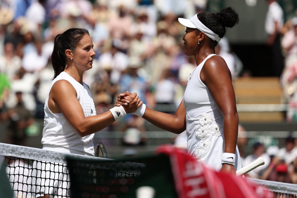 Japonesa Naomi Osaka cumprimenta a australiana Daria Kasatkin ap&oacute;s vit&oacute;ria em Wimbledon &mdash; Foto: Adrian Dennis / AFP