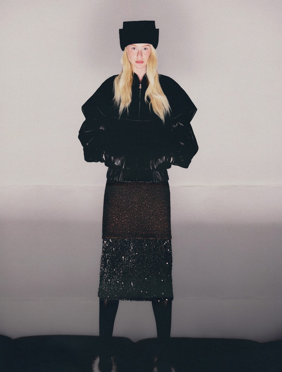 A atriz Marina Ruy Barbosa: jaqueta JW Anderson na NK Store, saia Ginger, meias Calzedonia, sapatos Fendi e touca La Gea — Foto: Ivan Erick