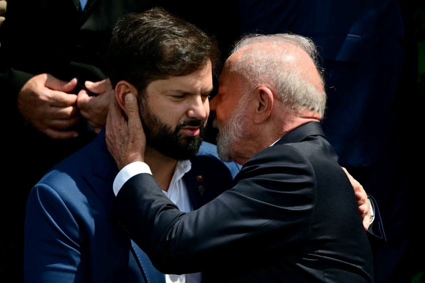 Gabriel Boric, President of Chile, Luiz Inacio Lula da Silva, Brazil, during a family photo at COP30 — Photo: Pablo PORCIUNCULA / AFP