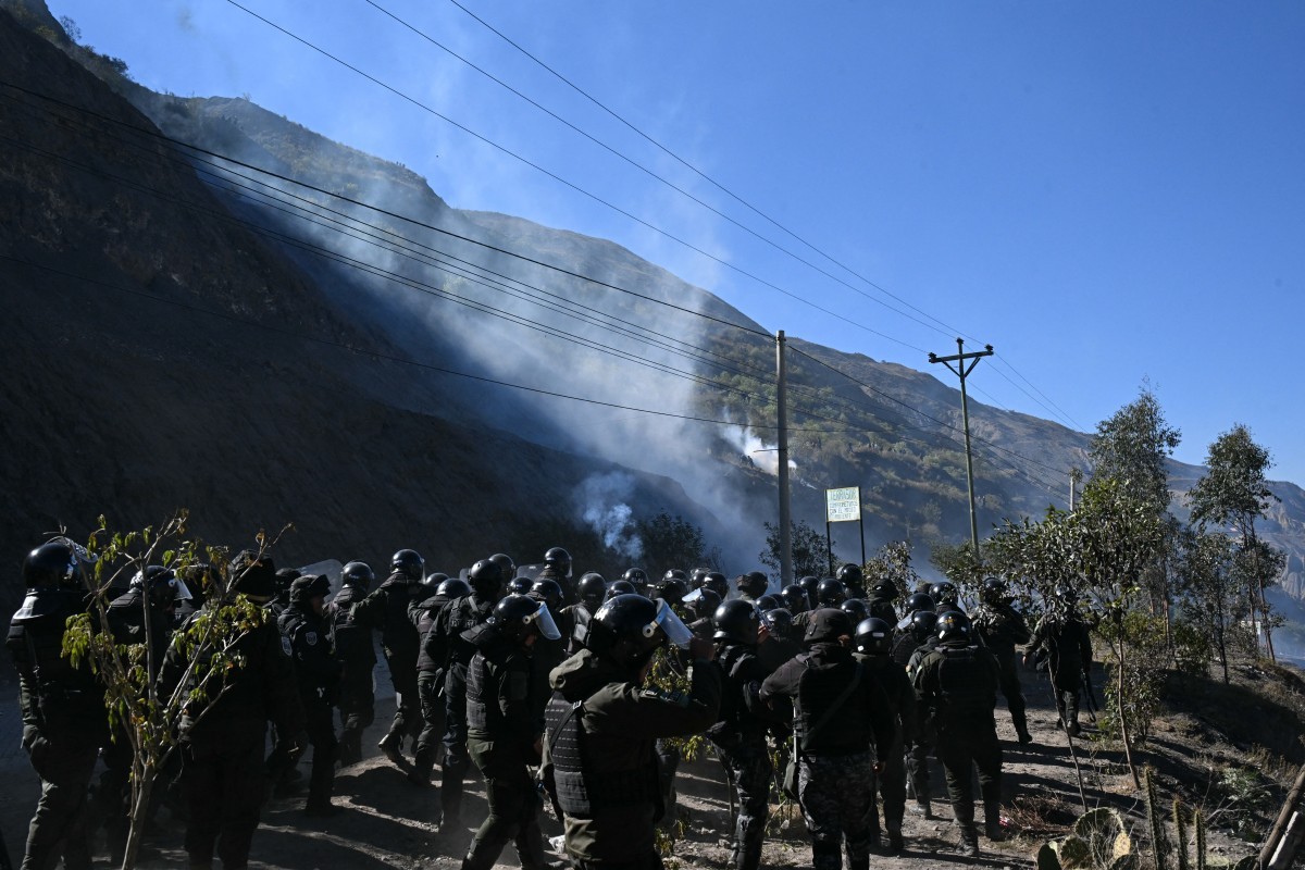 Dezenas de pessoas são presas durante confrontos entre polícia e manifestantes na Bolívia