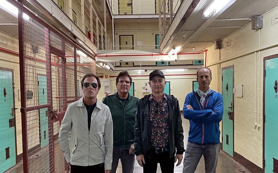 Os integrantes da banda australiana de rock Hoodoo Gurus dentro da Fremantle Prison, cadeia histórica na costa leste da Austrália, que virou um centro cultural depois de destativada