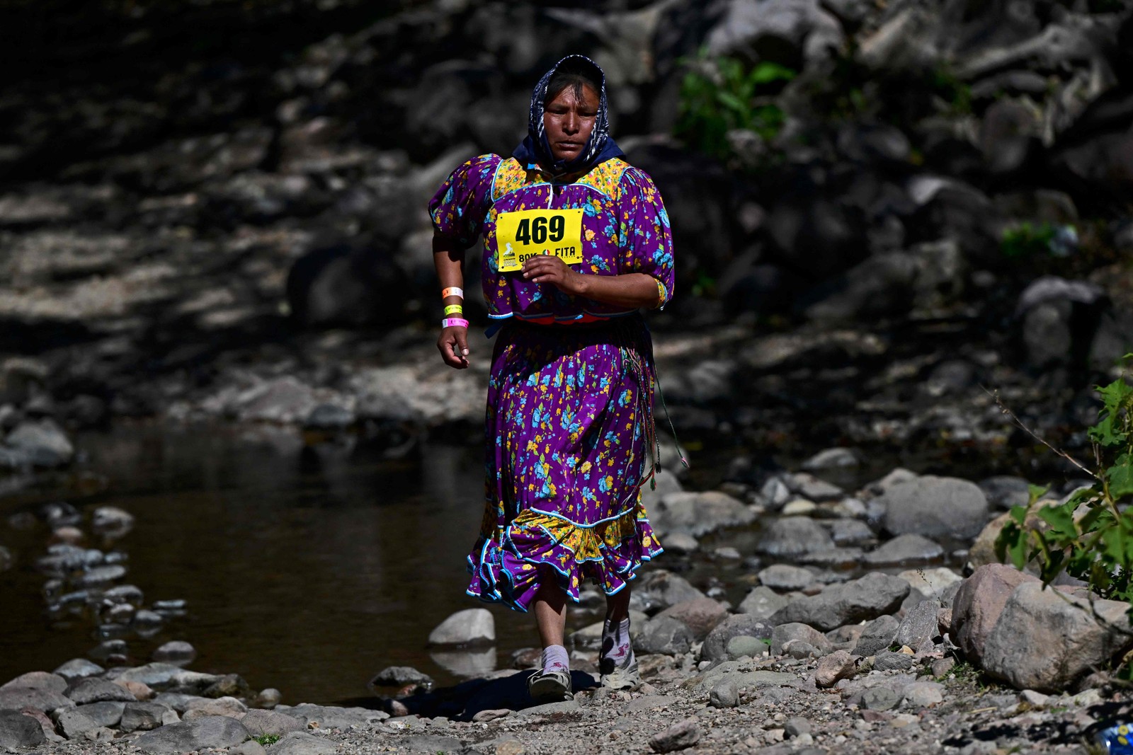 Mulher Tarahumara, povo originário do México, compete em ultramaratona Cavalo Branco, na região de montanhas no noroeste do país — Foto: PEDRO PARDO/AFP