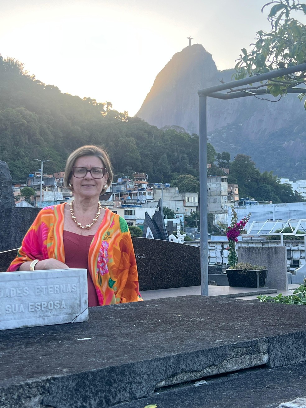 Em vídeo gravado no cemitério, Thereza Targiani faz um brincadeira, oferecendo "imóvel" com vista para o Cristo Redentor — Foto: Arquivo pessoal