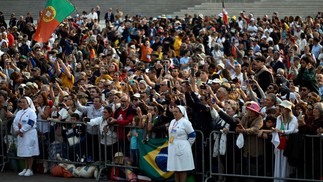 Papa Francisco chega ao Santuário de Fátima, em Portugal, durante Jornada Mundial da Juventude — Foto: Patricia DE MELO MOREIRA / AFP