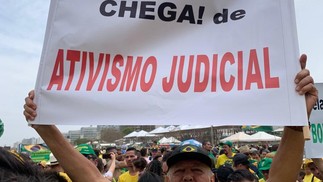 Manifestante critica "ativismo judicial" durante ato político de Jair Bolsonaro na Esplanada dos Ministérios, em Brasília — Foto: Rafael Moraes Moura/ O Globo