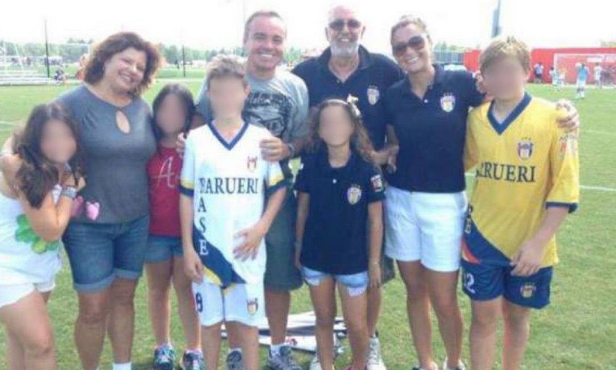 Gugu e família durante jogo de futebol do filho João Augusto Foto: Arquivo Pessoal / Rose Miriam