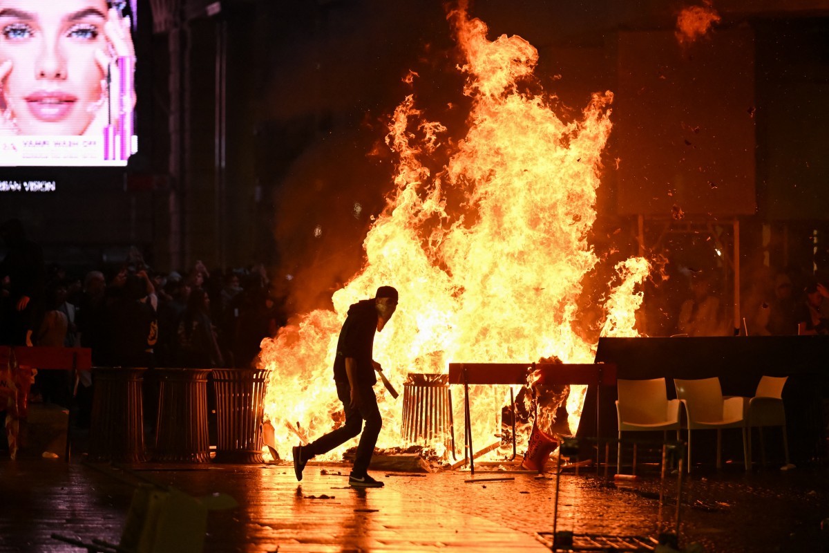 Protestos também ocorrem na Itália com incêndio em frente à catedral de Milão e confrontos com policiais; vídeo