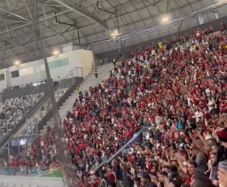 Torcedores do Flamengo ironizam atleticanos com canto de 'eu acredito' ao final da partida