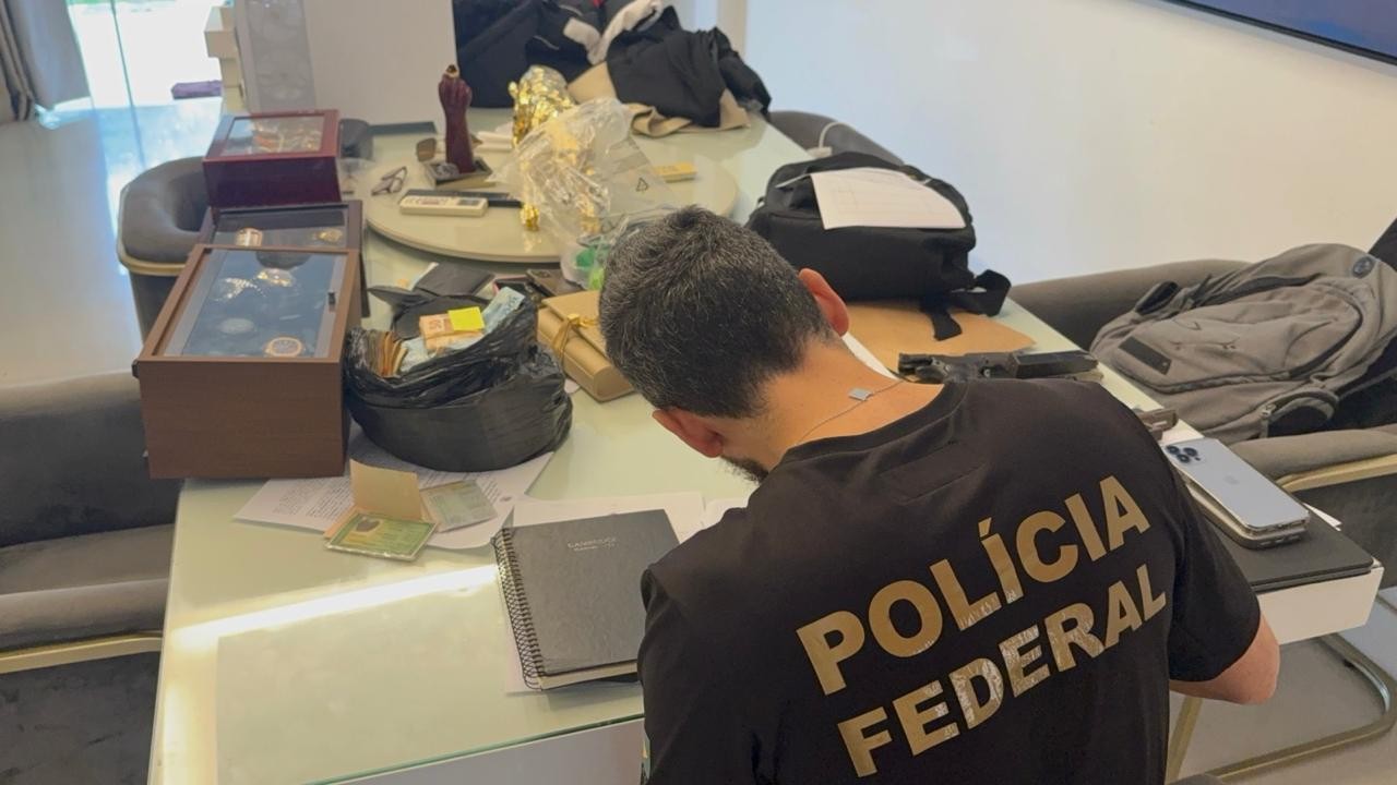PM é preso em operação da PF que também apreendeu carros blindados, relógios de luxo e até caixas de remédios emagrecedores