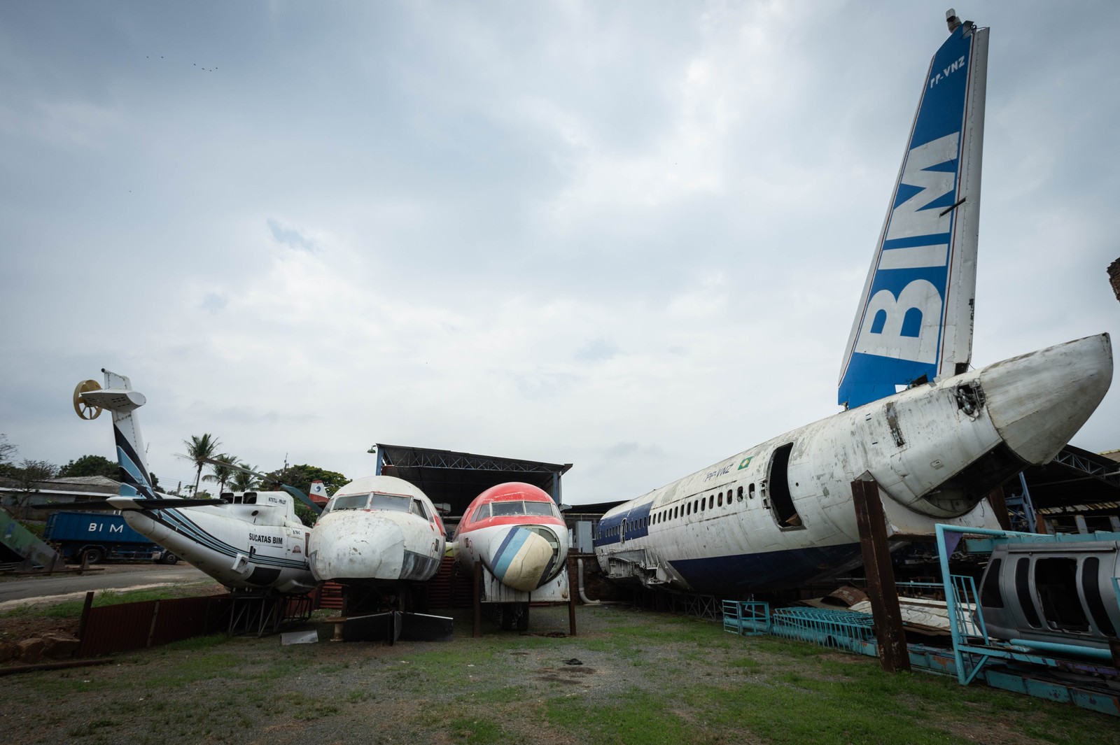 Aviões da Embraer e Boeing jazem em depósito de sucatas em Campinas — Foto: Maria Isabel Oliveira