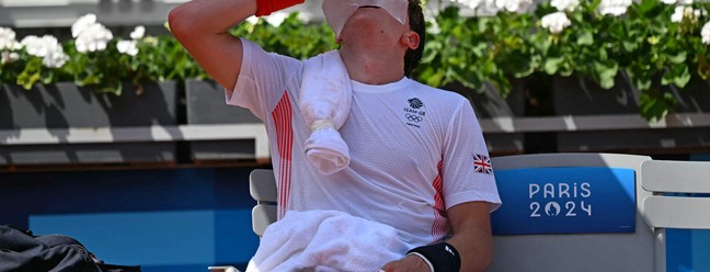 O tenista britânico Jack Draper se refresca com um saco de gelo durante uma pausa na partida contra o americano Taylor Fritz — Foto: Martin Bernetti / AFP