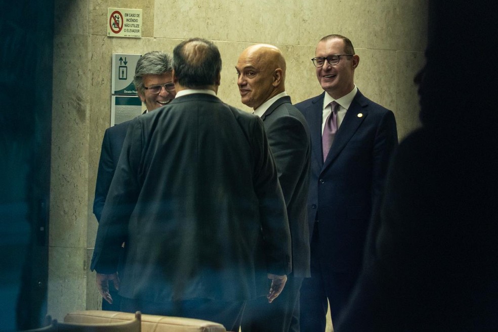 Os ministros Alexandre de Moraes, Luiz Fux, Cristiano Zanin conversam após sessão no STF — Foto: Brenno Carvalho