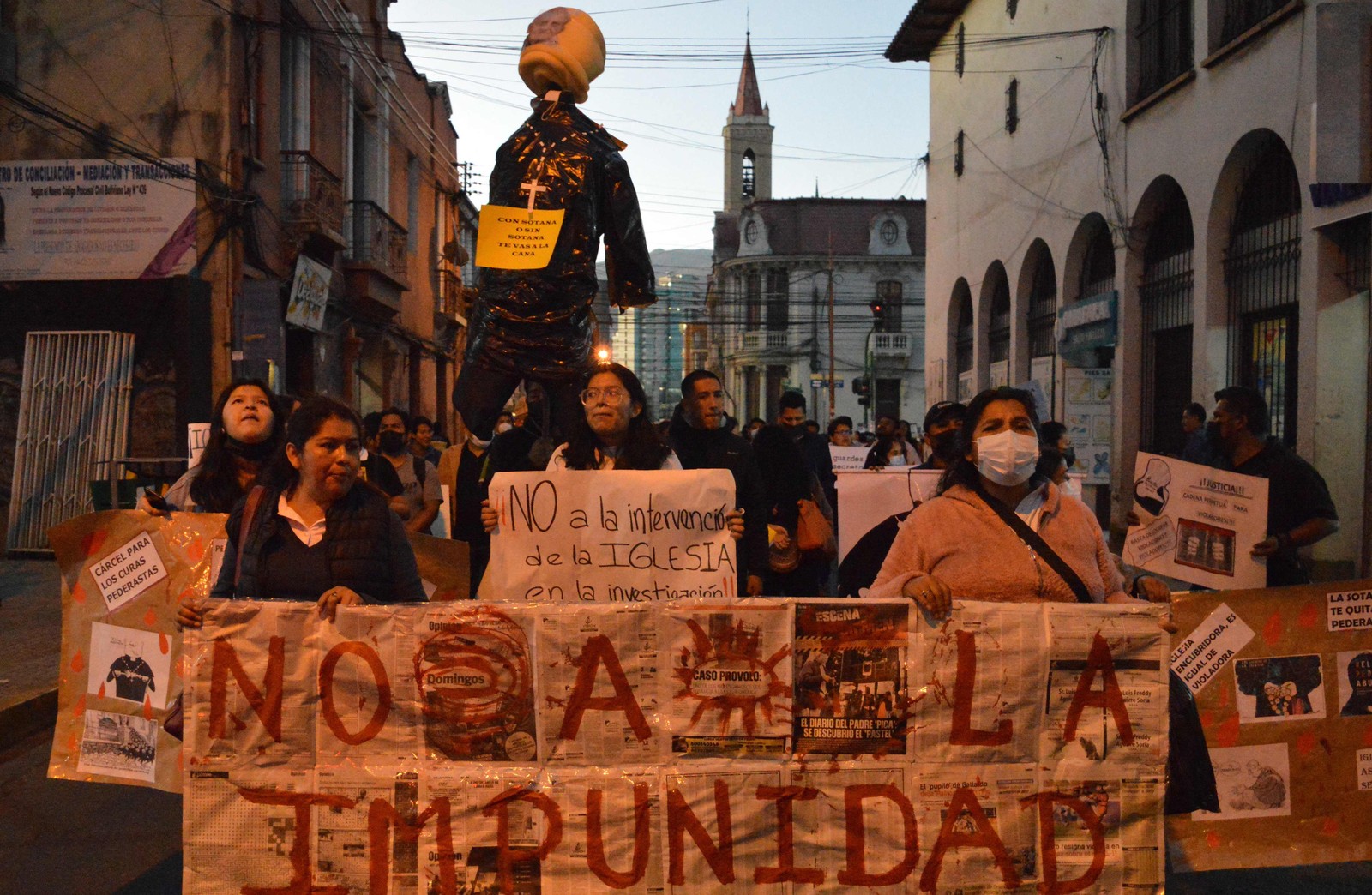 Membros de organizações pelos direitos infantis protestam contra casos de pedofilia por padres de internato católico em Cochabamba, Bolívia  — Foto: Fernando Cartagena / AFP