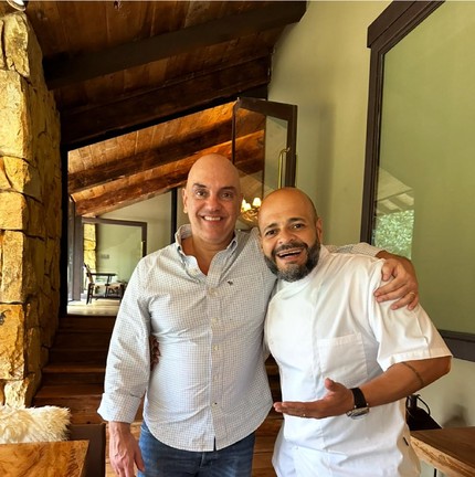 Alexandre de Moraes com o chef de cozinha José Maria Meira em Campos do Jordão — Foto: Reprodução