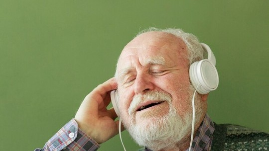 Estudo mostra que ouvir música beneficia a cognição de idosos (mesmo que não gostem da canção); entenda